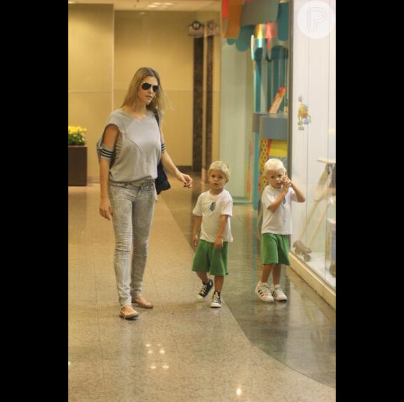 Fernanda Lima costumava ser fotografada durante passeio com os filhos quando ainda eram pequenos, como na imagem registrada em março de 2012