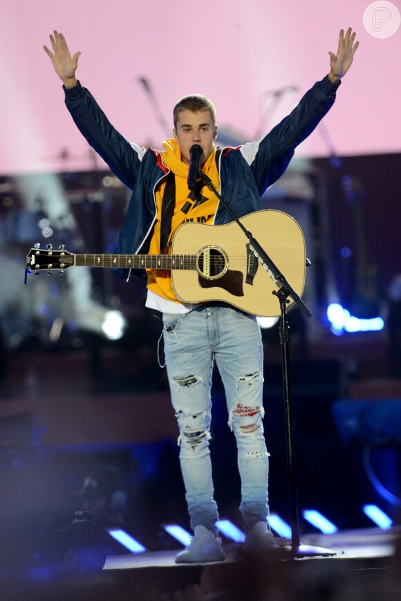 Justin Bieber se apresentou em Manchester durante show beneficente após o atentado durante show na cidade inglesa