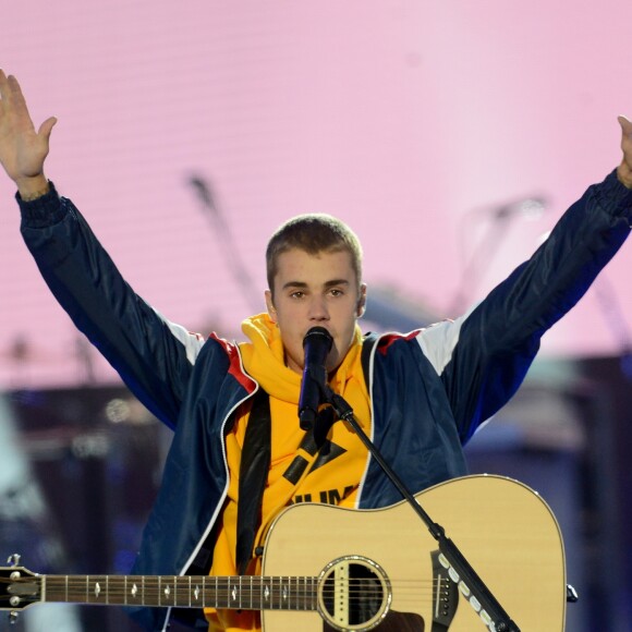 Justin Bieber se apresentou em Manchester durante show beneficente após o atentado durante show na cidade inglesa