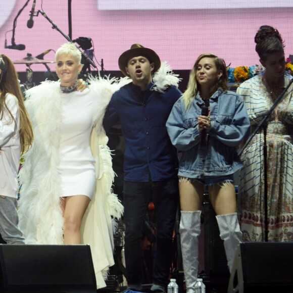 Ariana Grande, Miley Cyrus, Katy Perry e outros artistas se apresentaram em Manchester