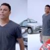 Ronaldo Fenômeno, muito magro graças a uma montagem na edição com o corpo de um ator, atua em anúncio de montadora de carros, em janeiro de 2013