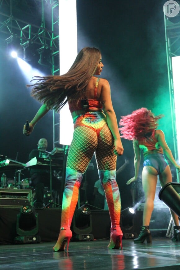 Durante o show na Jeunesse Arena, no Rio de Janeiro, Anitta exibiu curvas mais acentuadas no dia 1 de abril de 2017