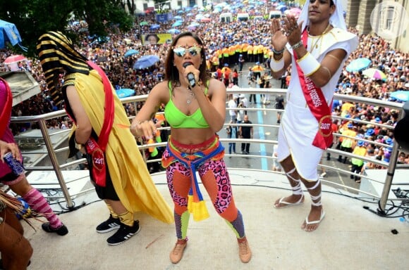 Anitta deixou a barriga à mostra no Bloco das Poderosas, no Rio de Janeiro, em 4 de março de 2017