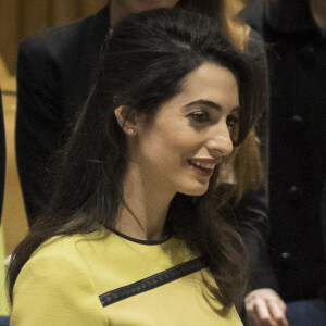 Amal Clooney terá a sua disposição duas babás e um massagista
