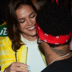 'Daqui a pouco, minha namorada está chegando também', contou Neymar