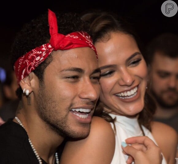 Bruna Marquezine e Neymar, dos signos de leão e aquário, respectivamente, formam um casal astrologicamente oposto complementar
