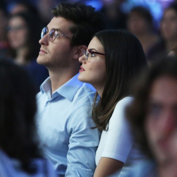 Camila Queiroz assiste o primeiro capítulo de 'Pega Pega' com Camila Queiroz