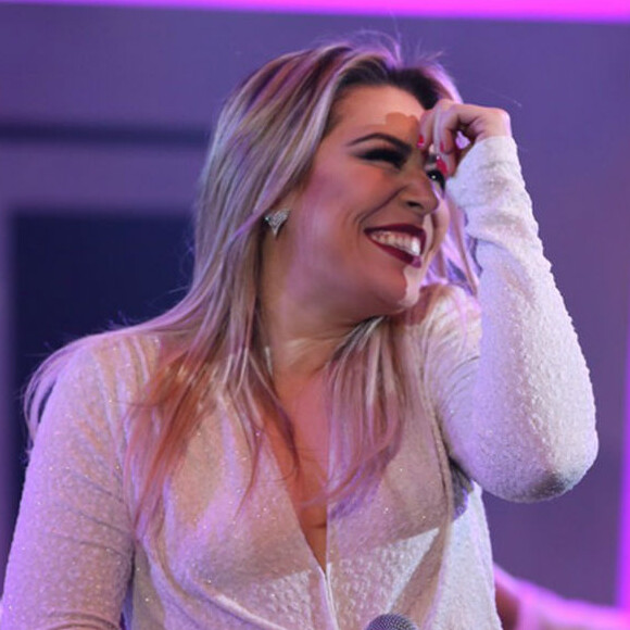 'Agora só falta o clareamento no inferior para ficar no mesmo tom. E as obturações porque eu não gosto de escovar os dentes', brincou Naiara Azevedo em vídeo