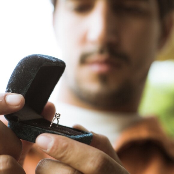 Renato (Renato Góes) envia para Alice (Sophie Charlotte) a carta e o anel de noivado que havia escolhido anos antes, na série 'Os Dias Eram Assim'