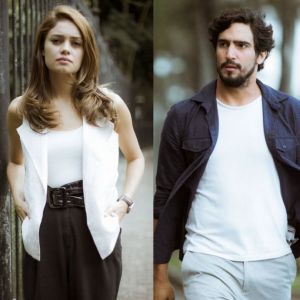 Renato (Renato Góes) e Alice (Sophie Charlotte) se reencontram e se beijam na série 'Os Dias Eram Assim', no capítulo previsto para ir ao ar a partir do dia 19 de junho de 2017