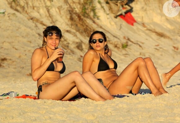 Fernanda Gentil e a namorada, a jornalista Priscila Montandon, foram fotografadas na praia