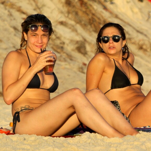 Fernanda Gentil e a namorada, a jornalista Priscila Montandon, foram fotografadas na praia