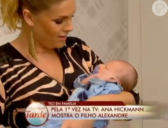 Ana Hickmann mostrou o filho ao vivo no 'Programa da Tarde', da Record