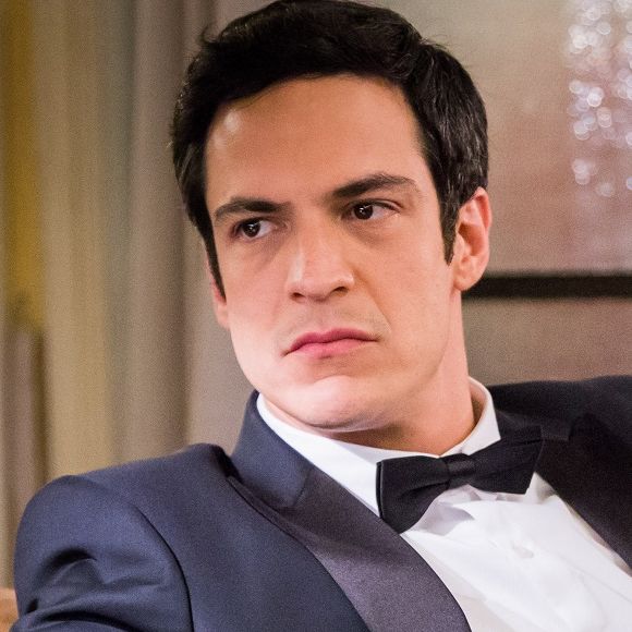 Eric (Mateus Solano) é dispensado por Luiza (Camila Queiroz) e ainda vai para a cadeia injustamente, na novela 'Pega Pega'