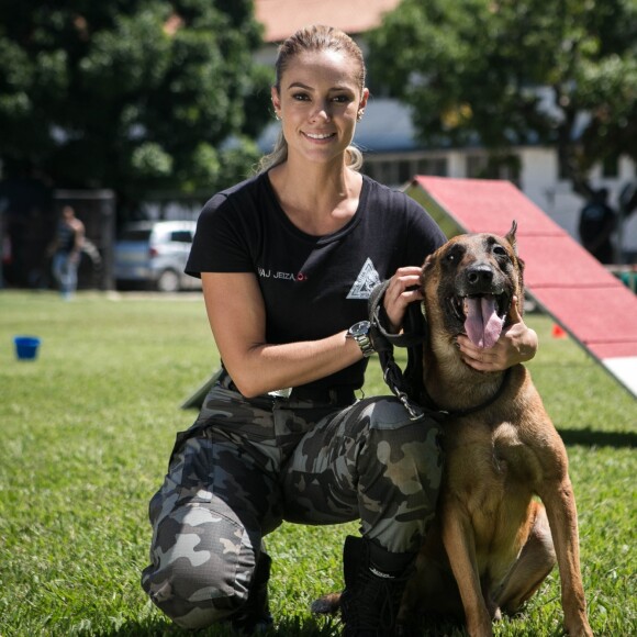 'Preso sim, separados nunca, implicantes sempre', brincou Paolla na legenda do vídeo postado em seu Twitter
