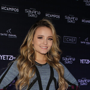 Larissa Manoela mostrou em seu Instagram Stories sua tentativa de quebrar um ovo de maneira inusitada