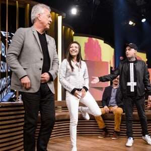 Pedro Bial, Dani Russo e PC Siqueira se divertem na tentativa de fazer a famosa 'sarrada no ar'