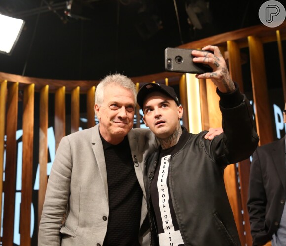 Pedro Bial faz selfie com o Youtube PC Siqueira em seu programa na TV Globo