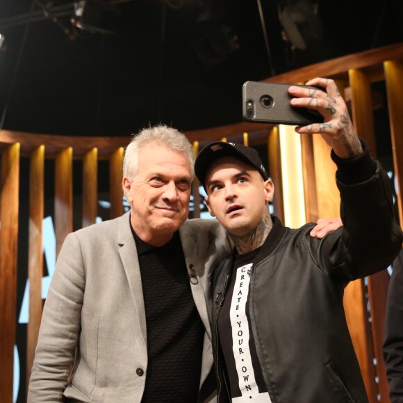 Pedro Bial faz selfie com o Youtube PC Siqueira em seu programa na TV Globo