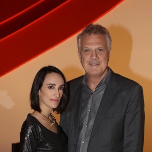 Pedro Bial e a mulher, Maria Prata, esperam pela chegada de Laura