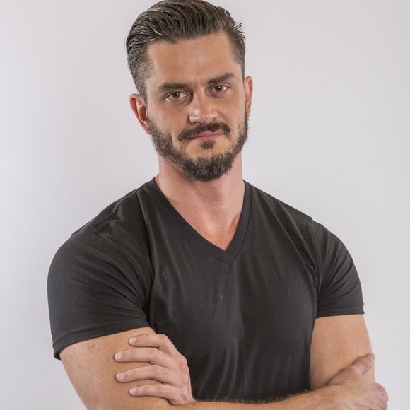 O ex-BBB Marcos brigou com a irmã, Carol Härter, e parou de segui-la no Instagram