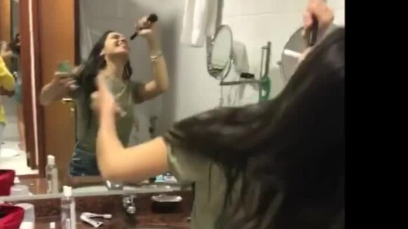 Ex-BBB Emilly é filmada pela irmã Mayla ao cantar e dançar no banheiro. Vídeo!