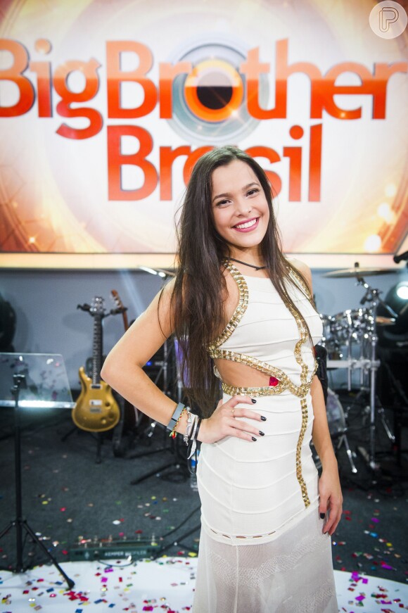 Emilly, campeã do 'BBB17', foi filmada pela irmã Mayla ao cantar e dançar no banheiro