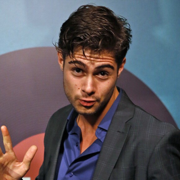 Rafael Vitti filmou Tatá Werneck andando de bicicleta em rua de Amsterdã, na Holanda