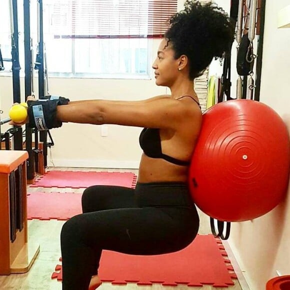 Sheron Menezzes tem feito pilates para cuidar da boa forma