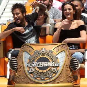 Neymar se diverte com Bruna Marquezine em parque de diversões nos EUA, em 8 de junho de 2017