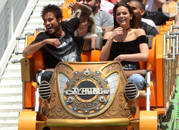 Neymar se diverte com Bruna Marquezine em parque de diversões nos EUA, em 8 de junho de 2017