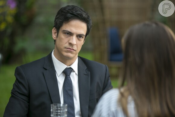 Camila Queiroz diz que Luiza ama Eric (Mateus Solano) mas, decepcionada, não consegue confiar nele