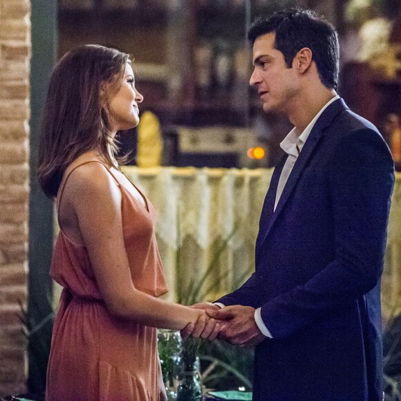 Camila Queiroz adianta sobre Luiza, sua personagem em 'Pega Pega' e Eric (Mateus Solano): 'Estão juntos, querem se abraçar, mas não dá, porque ela o odeia. Ou pensa que o odeia'