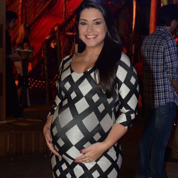 Thais Fersoza posou orgulhosa mostrando a barriga na reta final da gestação