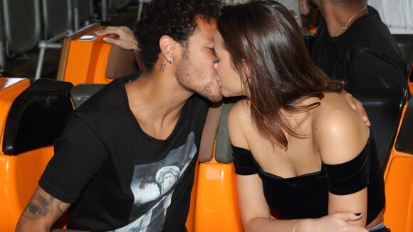 Bruna Marquezine e Neymar trocam beijo em parque de diversões dos EUA. Foto!
