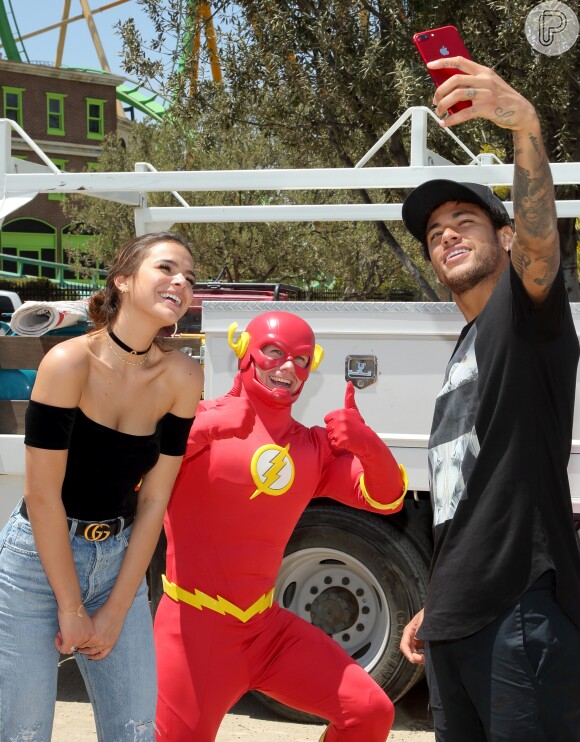 Bruna Marquezine e Neymar se divertiram ao encontrar ator fantasiado de Flash, o herói das histórias em quadrinhos