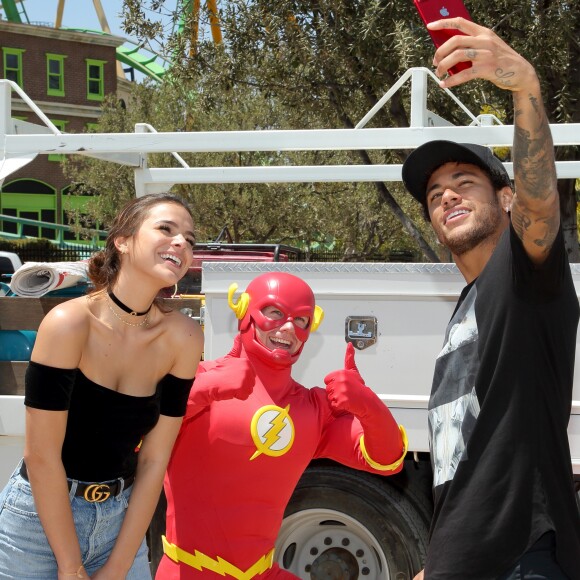 Bruna Marquezine e Neymar se divertiram ao encontrar ator fantasiado de Flash, o herói das histórias em quadrinhos