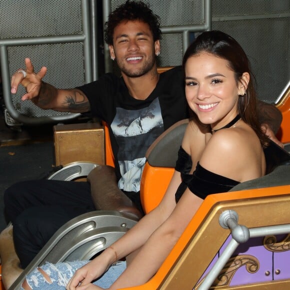 O casal Bruna Marquezine e Neymar se divertiu com amigos no Six Flags Magic Mountain, em Los Angeles, na Califórnia, em 8 de junho de 2017