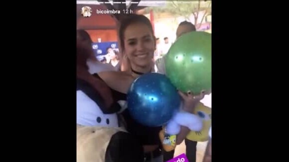 Bruna Marquezine ganhou vários presentes do namorado, Neymar, durante dia em parque de diversos na Califórnia, nos EUA, nesta quinta-feira, 8 de junho de 2017