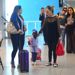 Filha de Giovanna Ewbank chamou a atenção de pessoas que circulavam no aeroporto