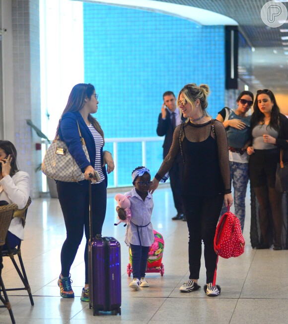 Filha de Giovanna Ewbank chamou a atenção de pessoas que circulavam no aeroporto