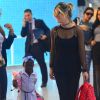 Títi, filha de Giovanna Ewbank, esbanjou estilo durante embarque no aeroporto Santos Dumont