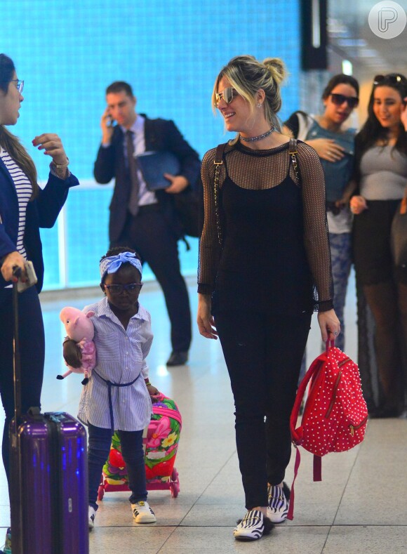 Títi, filha de Giovanna Ewbank, esbanjou estilo durante embarque no aeroporto Santos Dumont