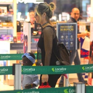 Filha de Giovanna Ewbank chamou atenção de quem circulava pelo local aeroporto