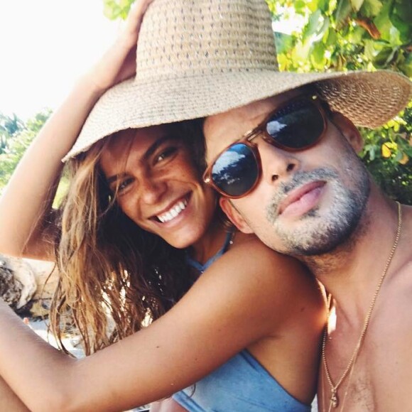 'Quero só gente que me ame muito e ame muito o Cauã e que queira o bem-estar do casal. Se não for assim, pode ser família, amigo, não importa, essa pessoa não vai entrar', acrescentou Mariana Goldfarb