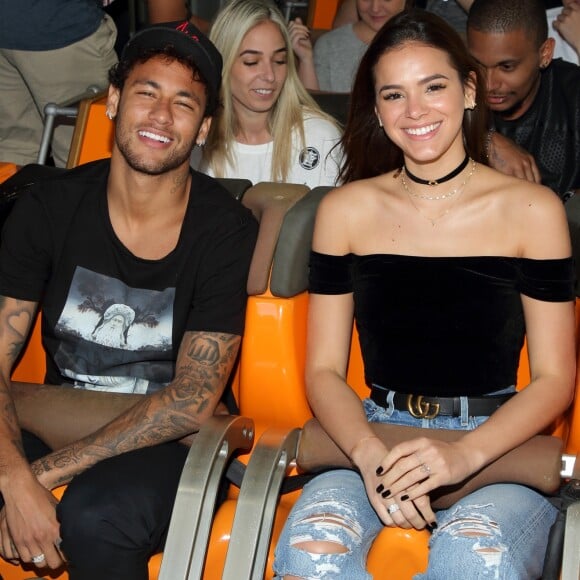 Bruna Marquezine, junto de Neymar em Los Angeles, Estados Unidos, é definida pela imprensa internacional como 'namorada supergostosa' do jogador do Barcelona