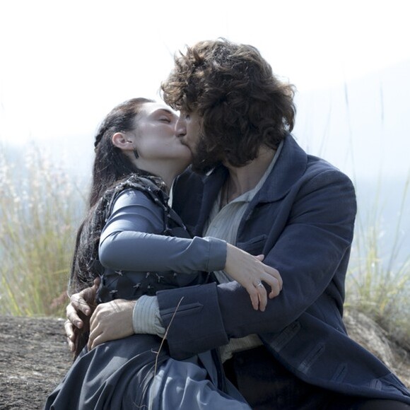 Anna (Isabelle Drummond) e Joaquim (Chay Suede) se entregam à paixão e Thomas (Gabriel Braga Nunes) vai flagrá-los aos beijos, na novela 'Novo Mundo'