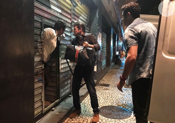 Malagueta (Marcelo Serrado), Julio (Thiago Martins) e Agnaldo (João Baldasserini) escondem as malas roubadas, na novela 'Pega Pega'