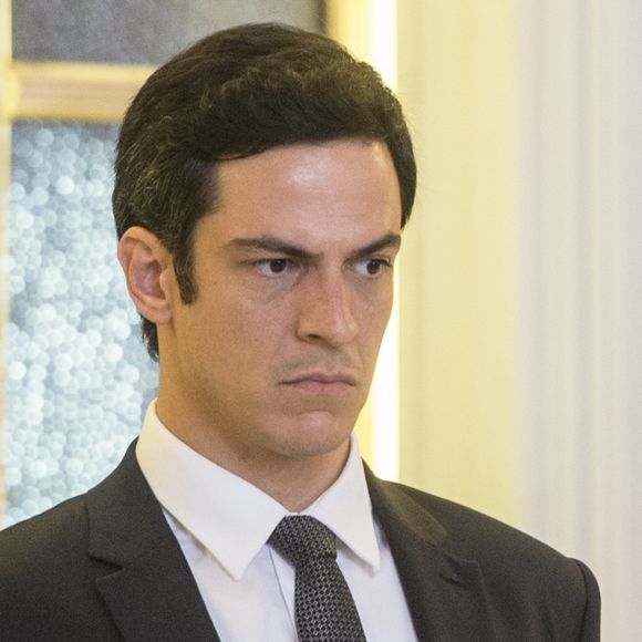 Eric (Mateus Solano) se revolta ao saber que vai continuar preso por causa de seu segredo do passado, na novela 'Pega Pega'