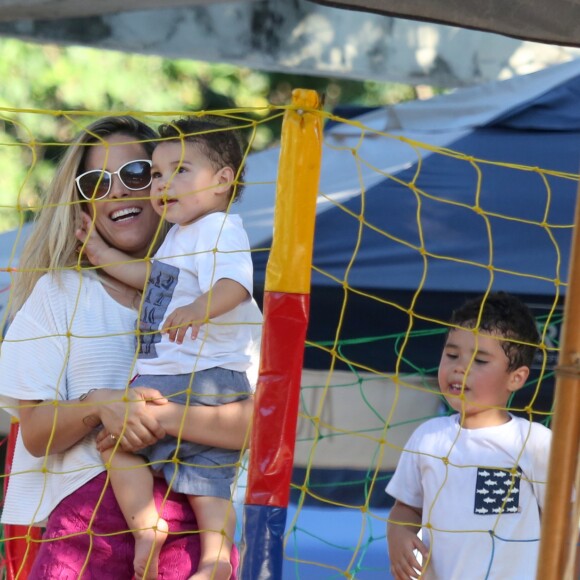 Wanessa levou os filhos, José Marcos e João Francisco, para a festa da mãe, Zilu